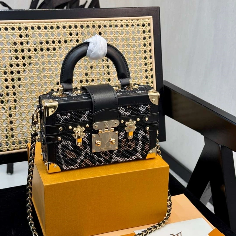 It can be carried by hand or cross-body and is full of diamond box bags-box