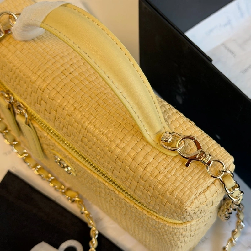 Made of woven straw with a metal chain. It’s retro yet stylish-box