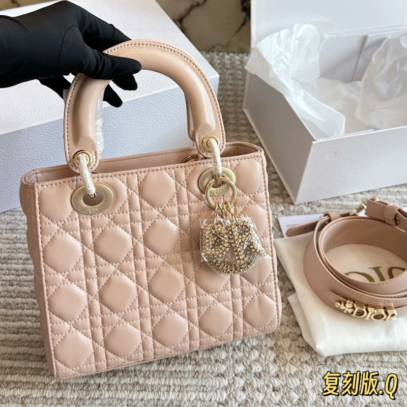Diamond buckle, four compartments of the Davis bag, and wide shoulder straps-box