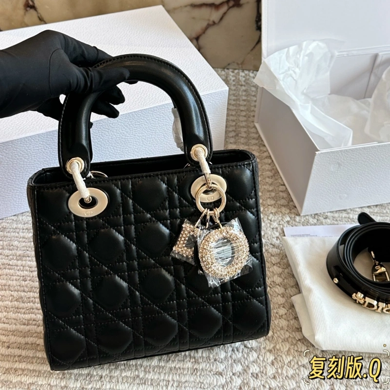 Diamond buckle, four compartments of the Davis bag, and wide shoulder straps-box
