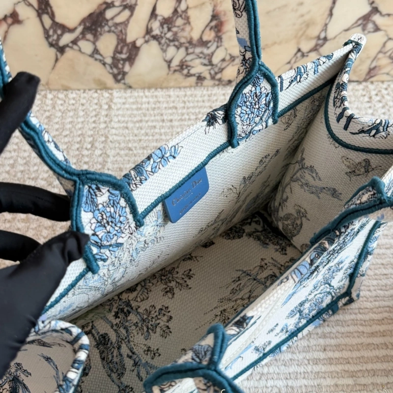 Latest Fashion 3D Embossed Tote Bag – Unique Handcrafted Embroidery for a Luxe Daily Look-box