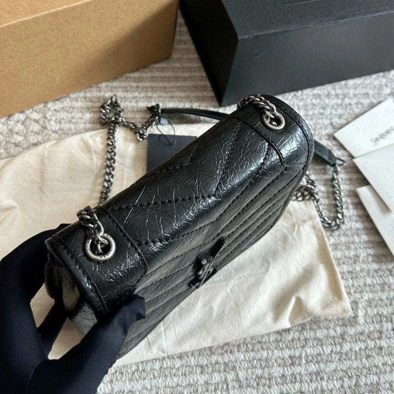 The chain envelope bag is truly the quintessential ‘entry-level’ classic-box
