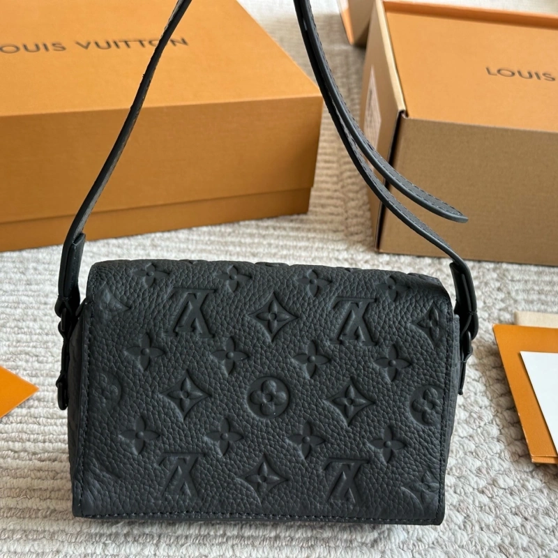 I got a versatile black men’s bag-box