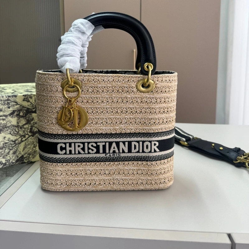 The essential woven bag for your collection-no box