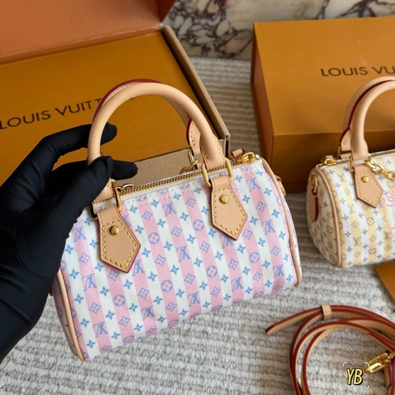 Vegetable-tanned leather trim with gold chain-box
