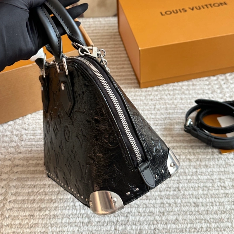 The new Alma shell bag  -box