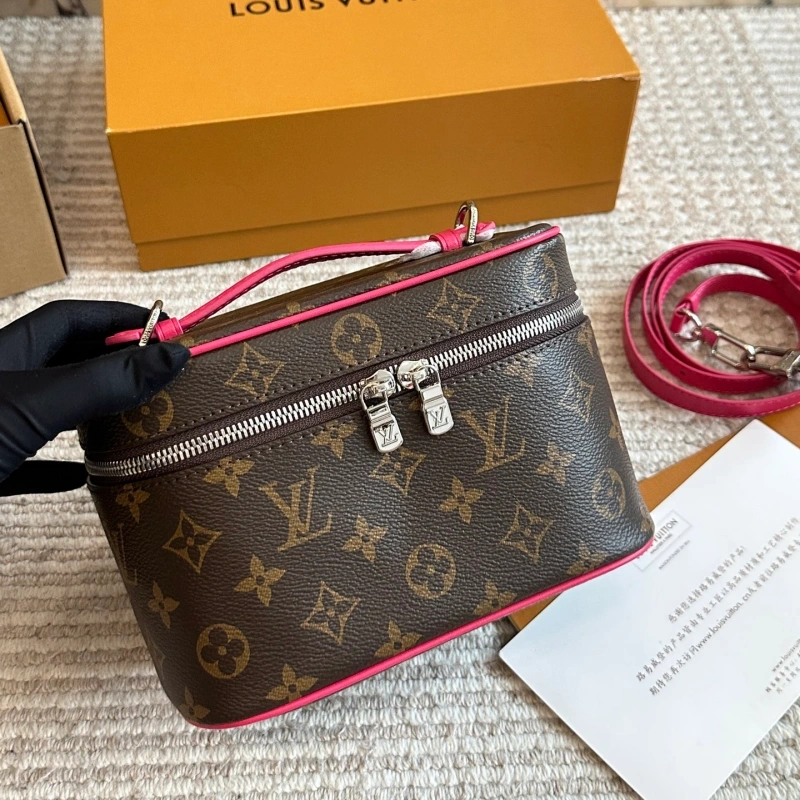 With a long shoulder strap, it can be worn crossbody and packaged in a cowhide gift box-box