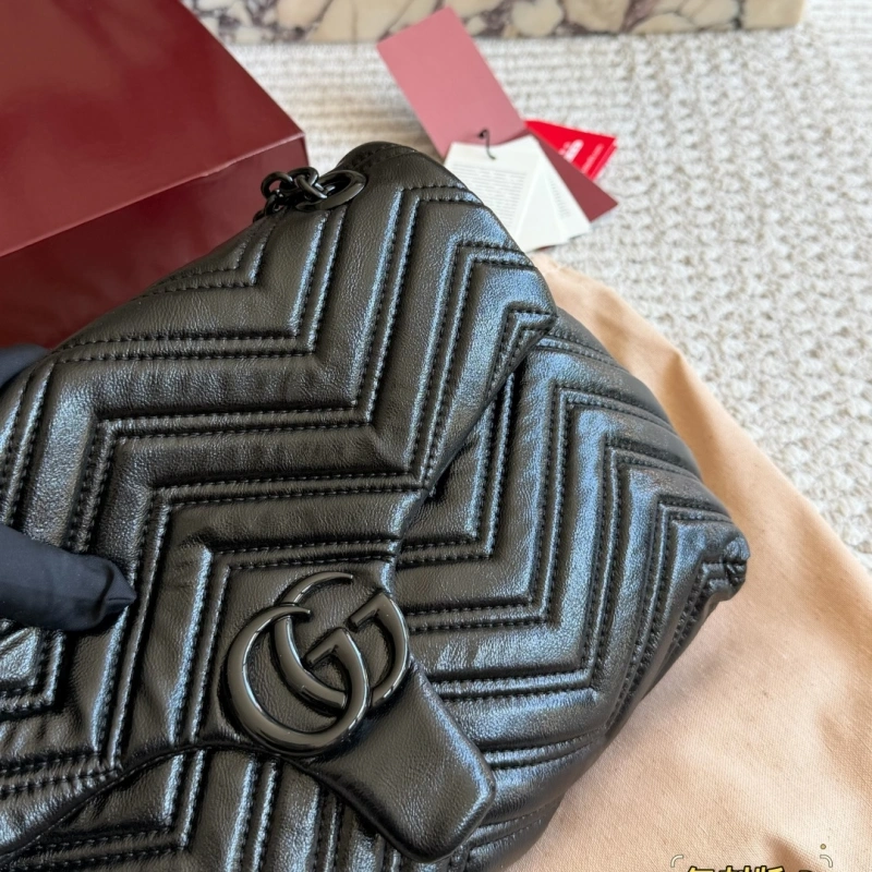“Black enamel hardware with V-shaped quilting-box