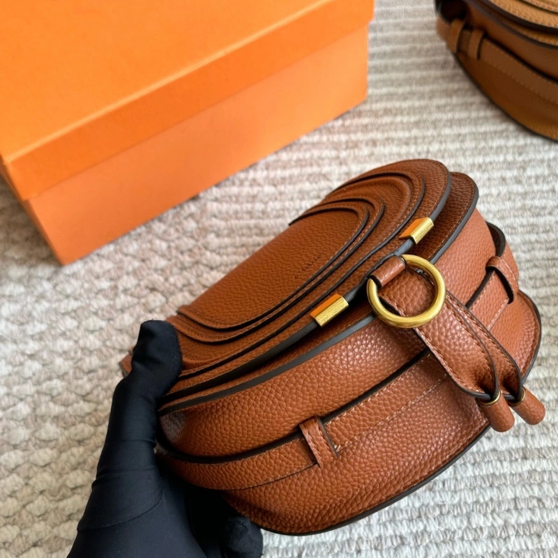 Classic saddle silhouette with full-grain soft leather-box