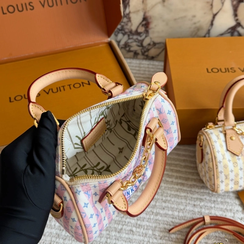 Vegetable-tanned leather trim with gold chain-box