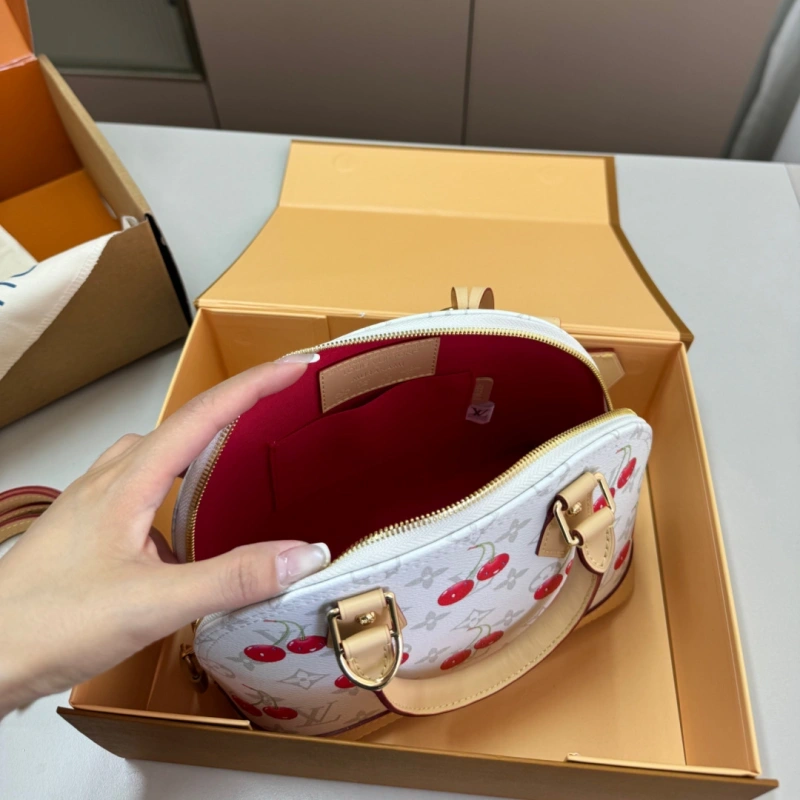 A petite and vintage shell bag-box
