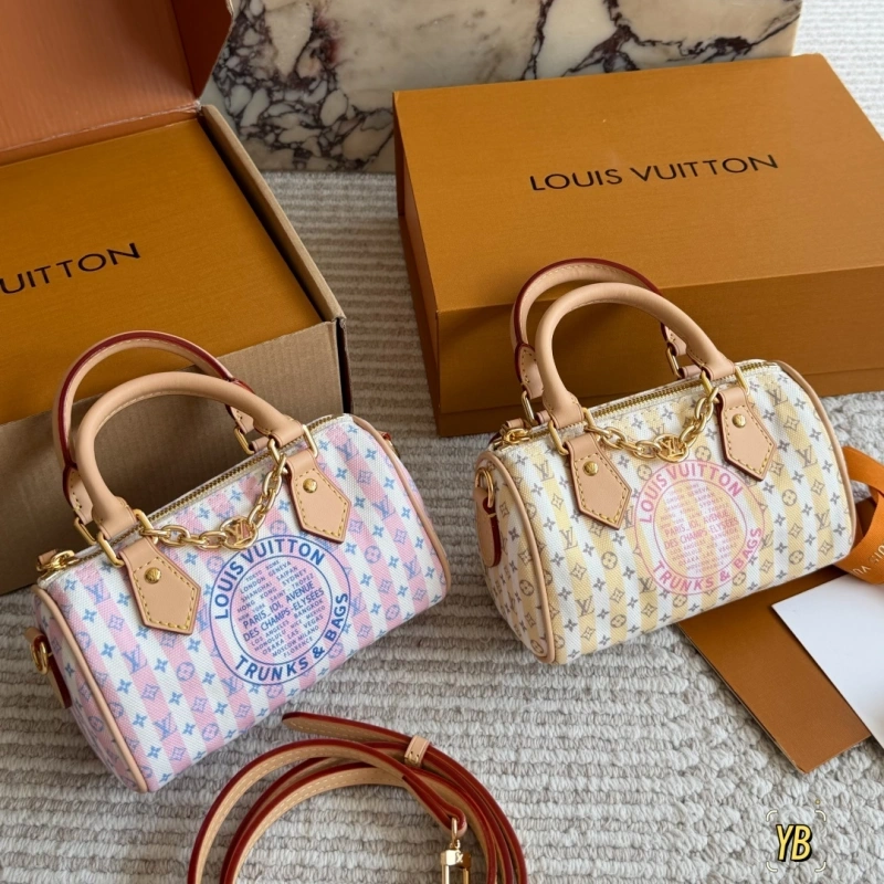 Vegetable-tanned leather trim with gold chain-box