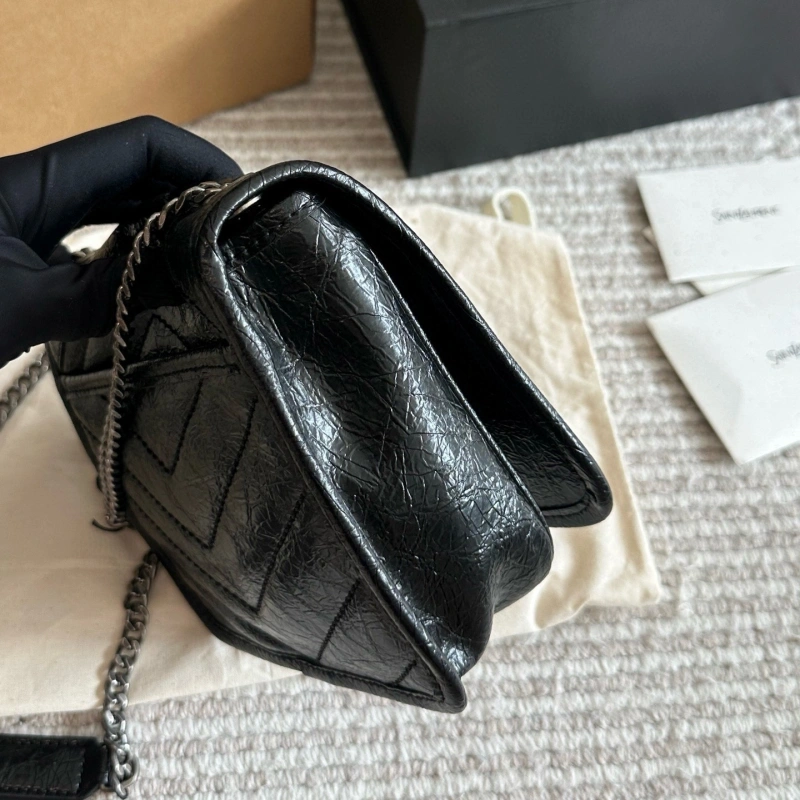 The chain envelope bag is truly the quintessential ‘entry-level’ classic-box