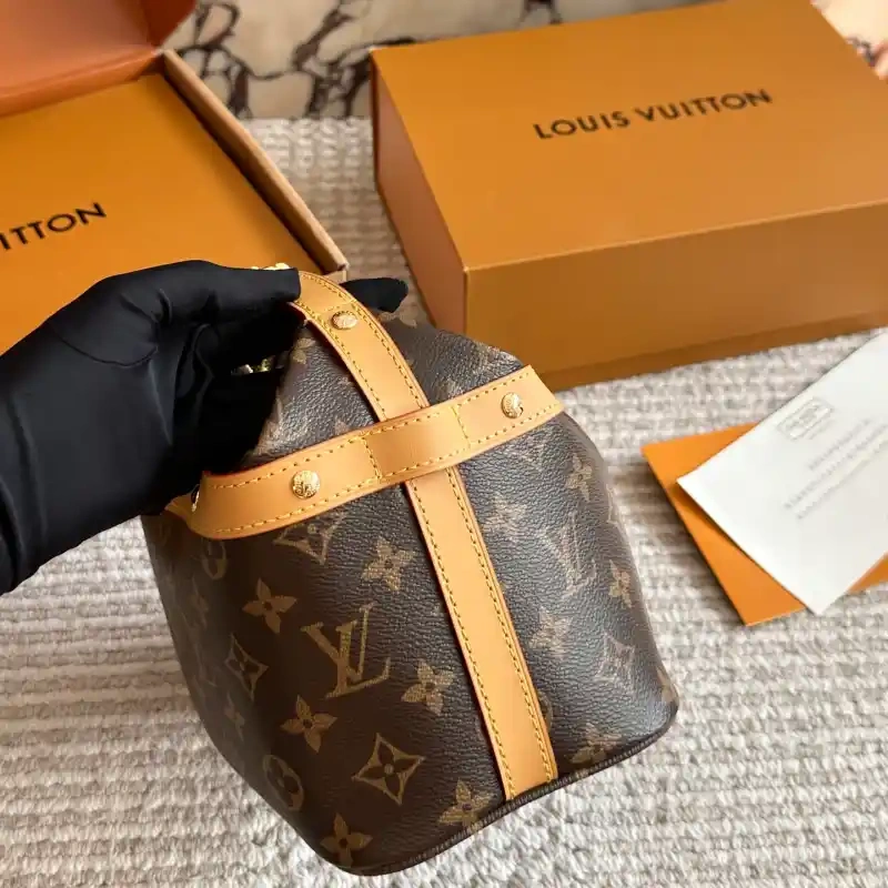 With a long shoulder strap, it can be worn crossbody on one shoulder L-home new cosmetic bag-box