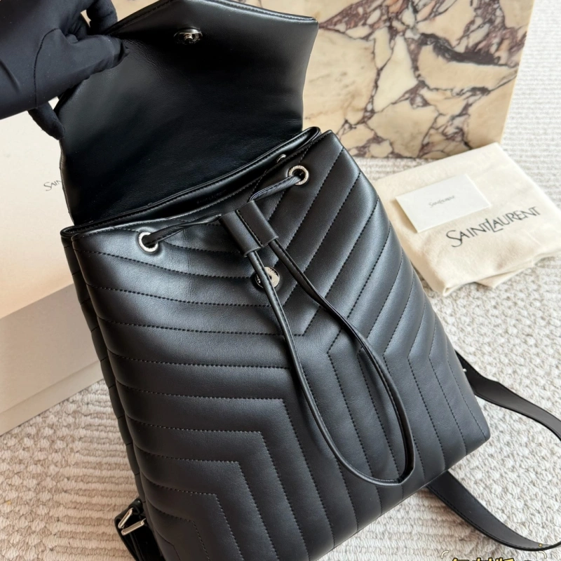 Classic black shade featuring the iconic Y-signature V-quilting-box