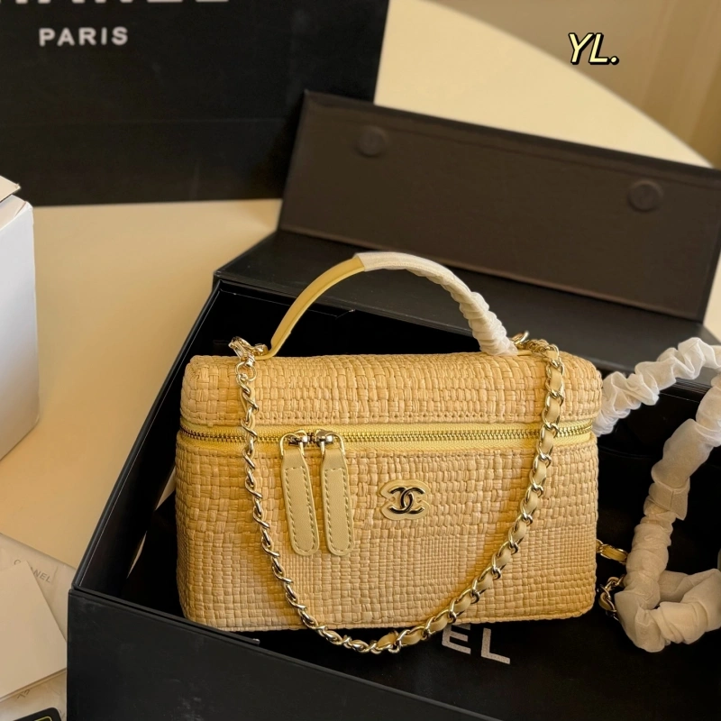 Made of woven straw with a metal chain. It’s retro yet stylish-box
