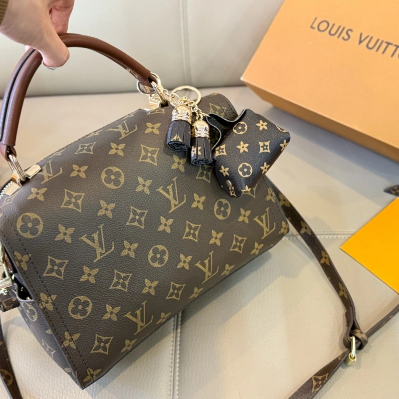 New 2-way shoulder and hand bag-no box