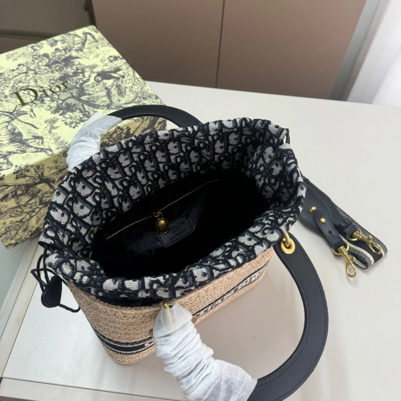 The essential woven bag for your collection-no box