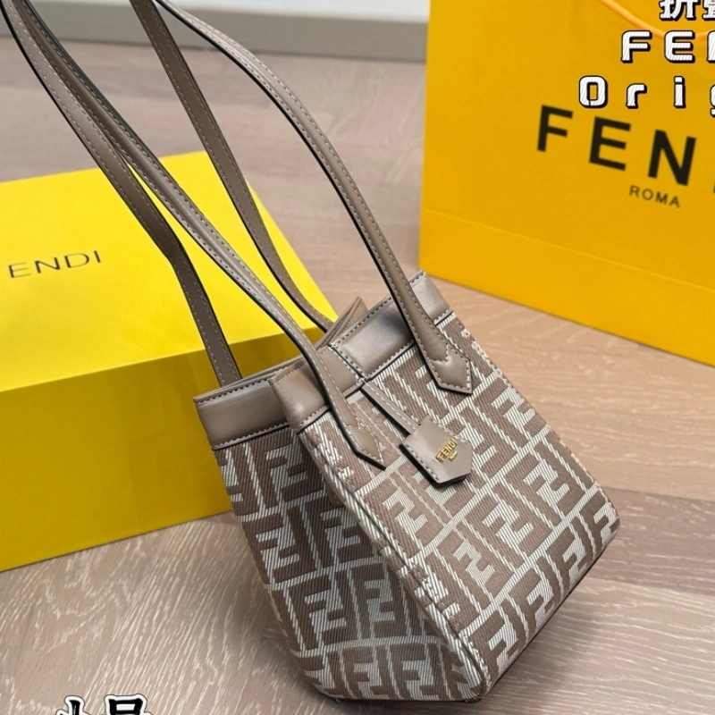 Inspired by the art of origami, the shape of the bag can be changed at will-box