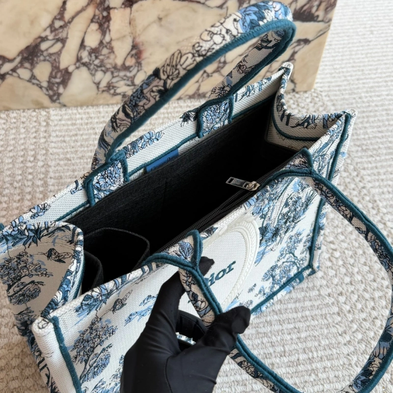 Latest Fashion 3D Embossed Tote Bag – Unique Handcrafted Embroidery for a Luxe Daily Look-box