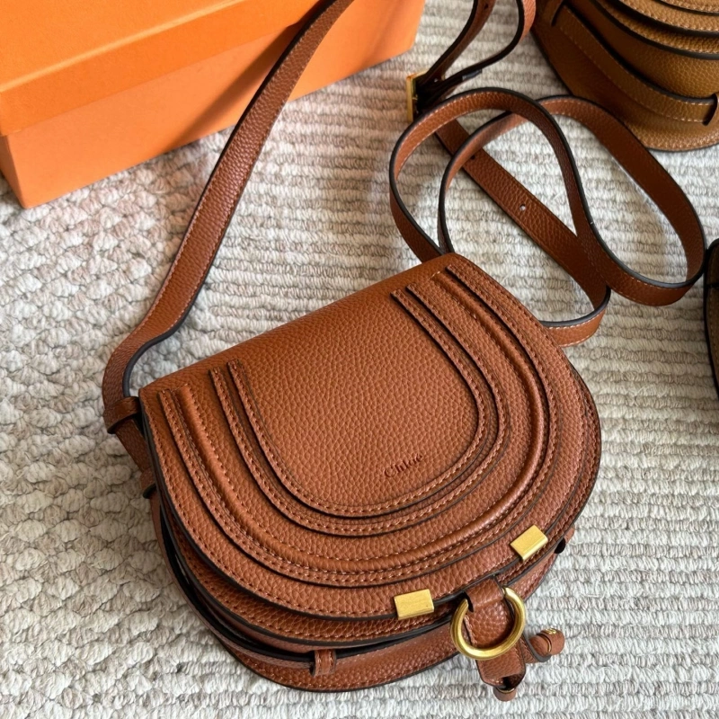 Classic saddle silhouette with full-grain soft leather-box