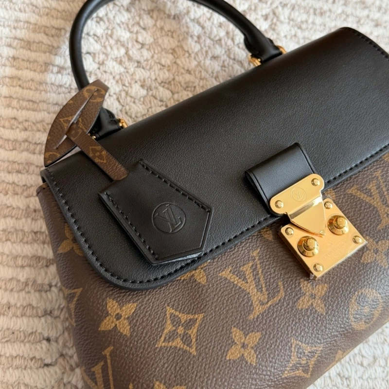 L loves bags with handles like this-box
