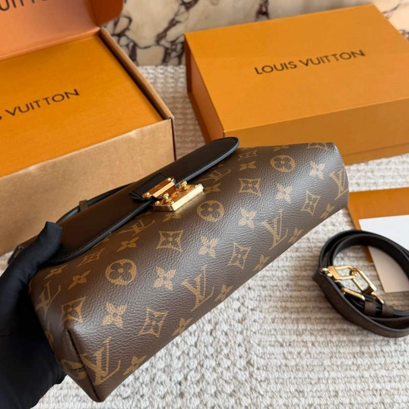 L loves bags with handles like this-box