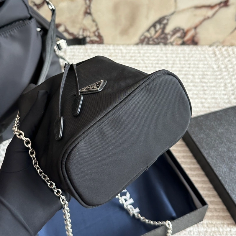 Wear an artifact bucket bag-box