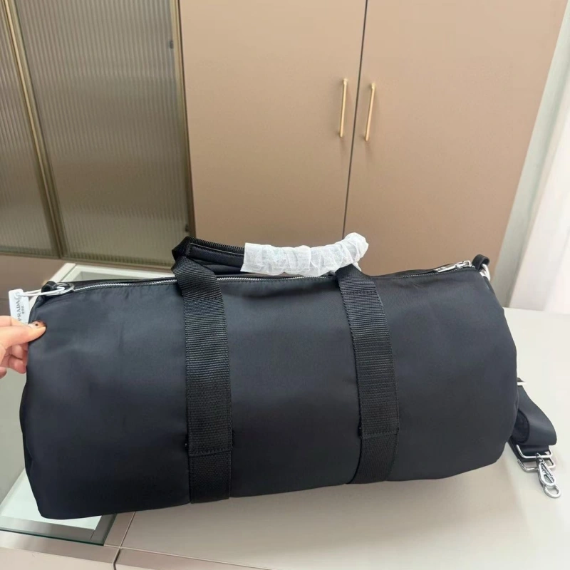 A stylish and spacious travel bag-no box