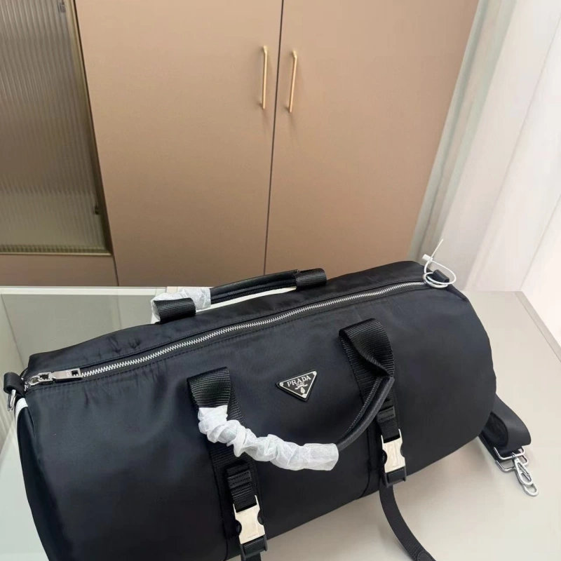 A stylish and spacious travel bag-no box