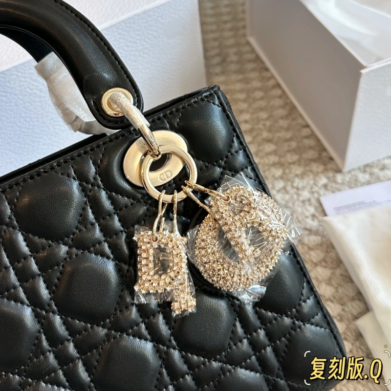 Diamond buckle, four compartments of the Davis bag, and wide shoulder straps-box