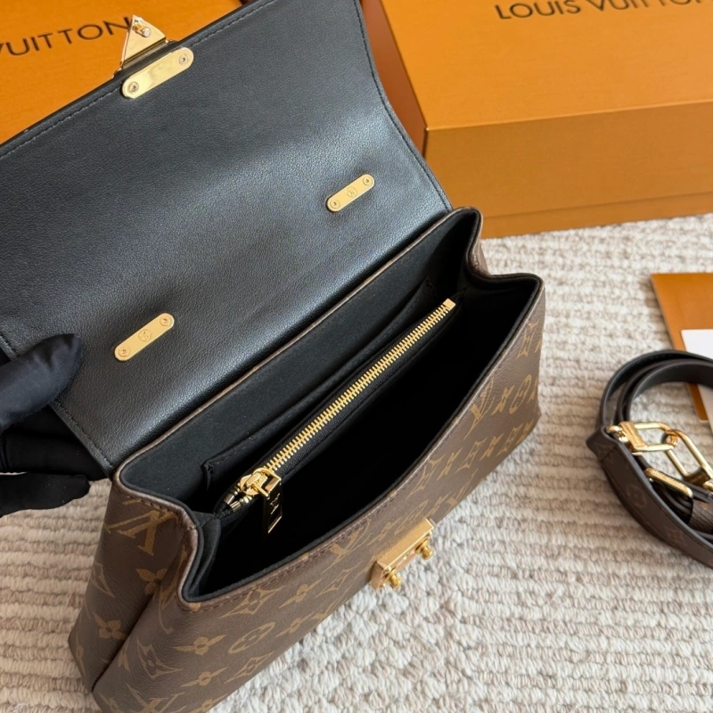 L loves bags with handles like this-box