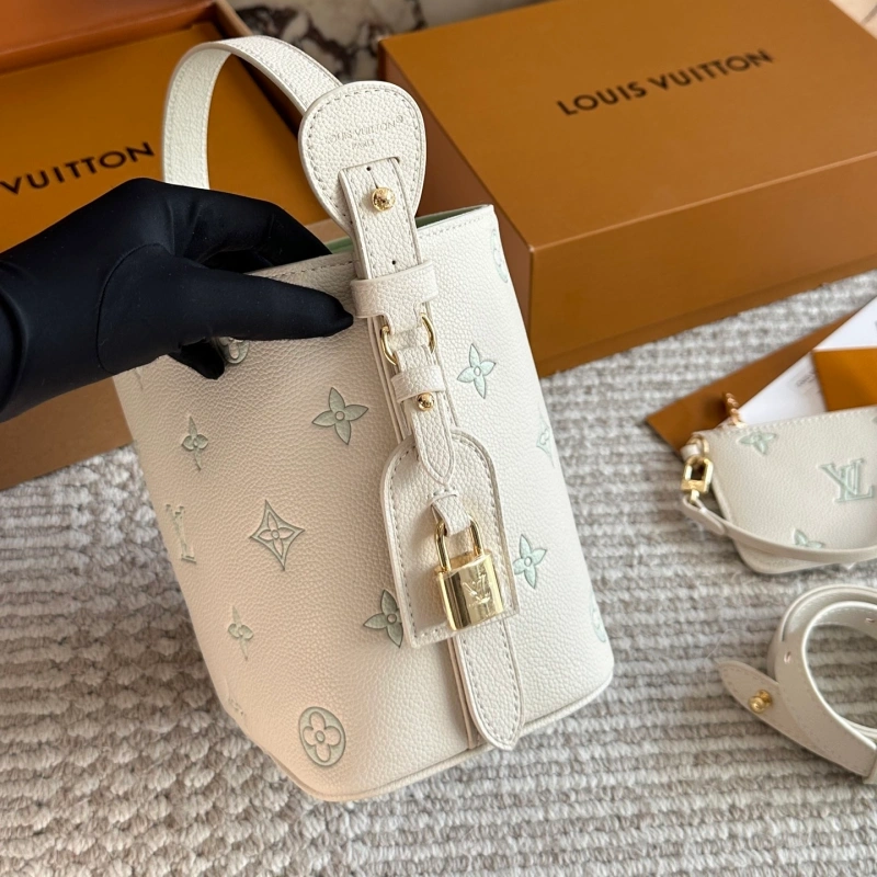 Metal lock + adjustable shoulder strap-box