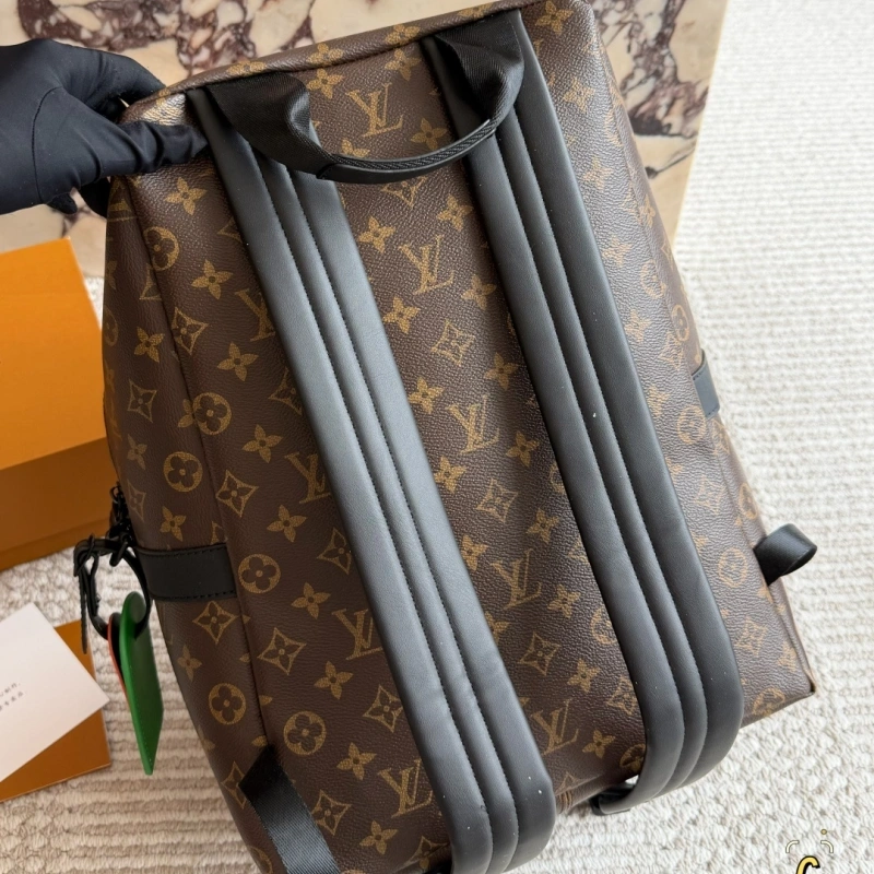 Classic Essential Backpack for the Stylish Crowd-no box