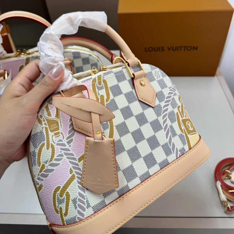 A petite and vintage shell bag-no box