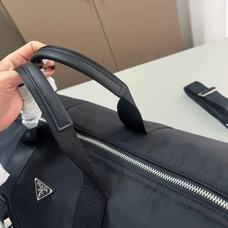 A stylish and spacious travel bag-no box