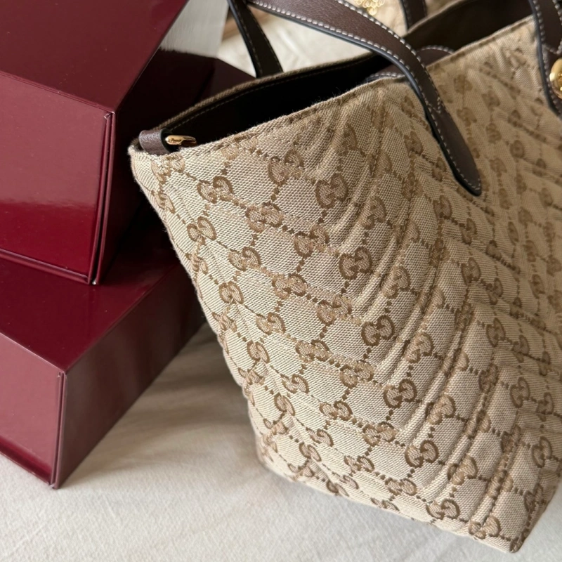 The monogram tote: laid-back and effortlessly chic