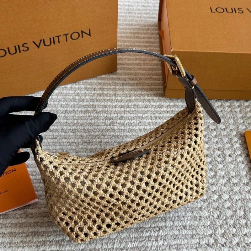 L’s latest raffia bag-box