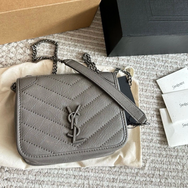 The chain envelope bag is truly the quintessential ‘entry-level’ classic-box