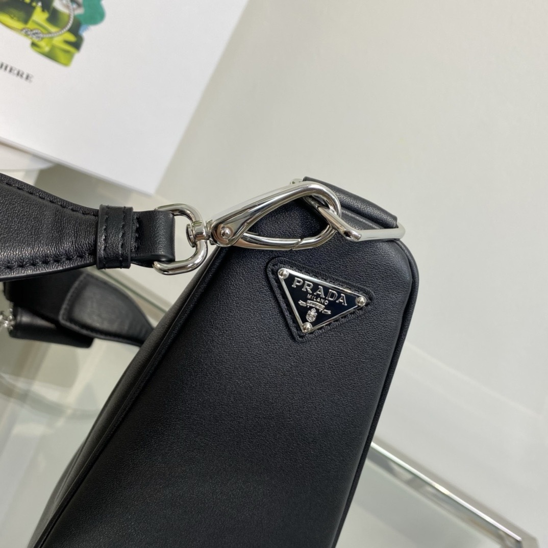 New triangular bag with European and American fashion, high-end feel, versatile for commuting, crossbody and shoulder bag trend-comes with gift box
