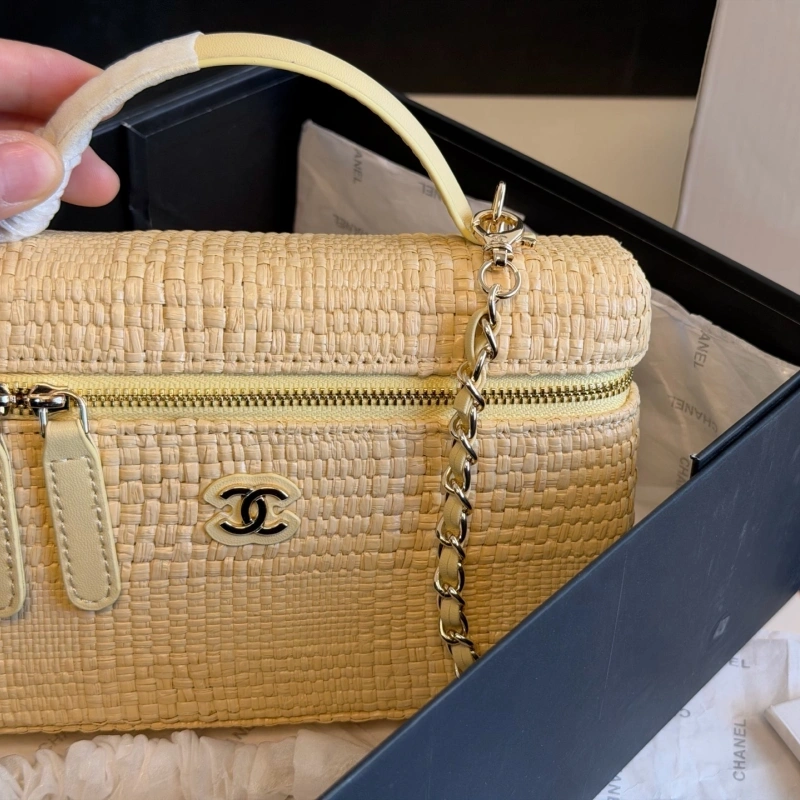 Made of woven straw with a metal chain. It’s retro yet stylish-box