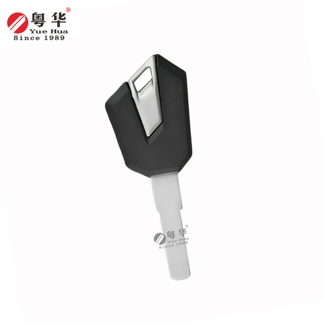 适用于钱江摩托车钥匙。钱江002型扁平钥匙，适用于600RS/800/900/921赛车版。铜质钥匙坯。乐华钥匙及锁匠耗材。