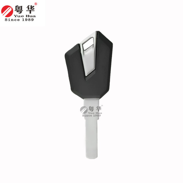 适用于钱江摩托车钥匙。钱江002型扁平钥匙，适用于600RS/800/900/921赛车版。铜质钥匙坯。乐华钥匙及锁匠耗材。