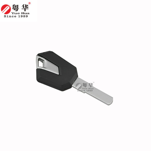 适用于钱江摩托车钥匙。钱江002型扁平钥匙，适用于600RS/800/900/921赛车版。铜质钥匙坯。乐华钥匙及锁匠耗材。