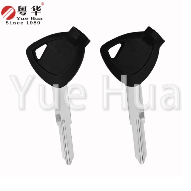 Suitable for Suzuki motorcycle keys; National III Suzuki magnetic left and right double-groove; Black rubber double-groove key blank; With magnetic beads and rubber sheets.