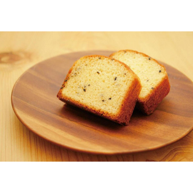 One Kanazawa Kenrokuen persimmon cake and one Kinshiro sweet potato cake from Gorotou Island.