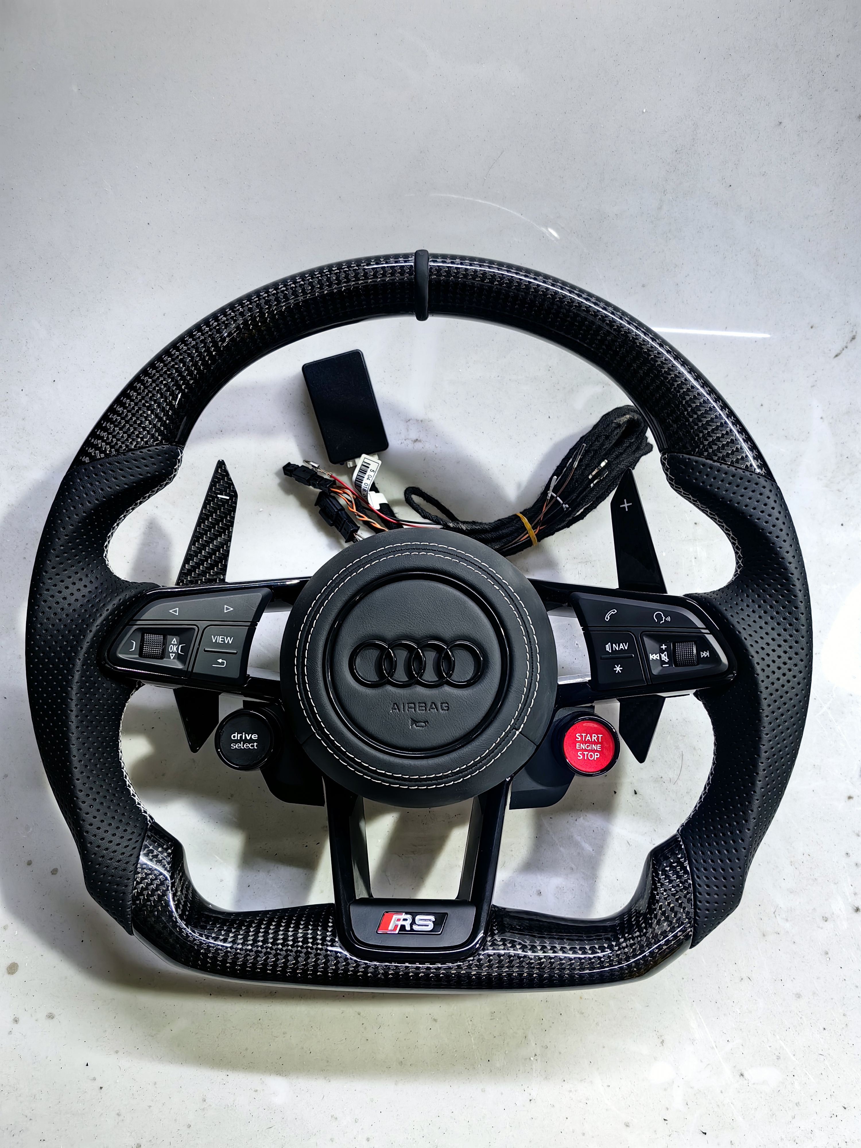 As shown carbon fiber and perforated leather Audi R8 steering wheel is also suitable for the old Audi model