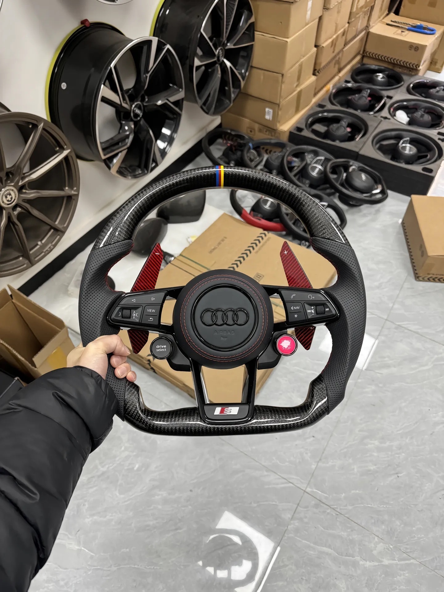 As shown carbon fiber and perforated leather Audi R8 steering wheel is also suitable for the old Audi model