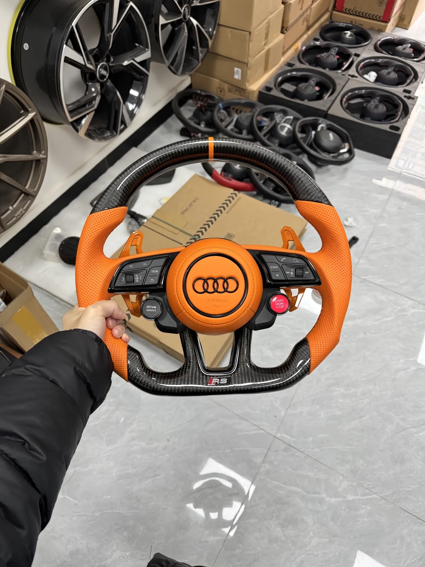Carbon fiber and perforated leather Audi S3 S4 S5 RS3 RS3 RS5 and other models steering wheel is also suitable for the old Audi model