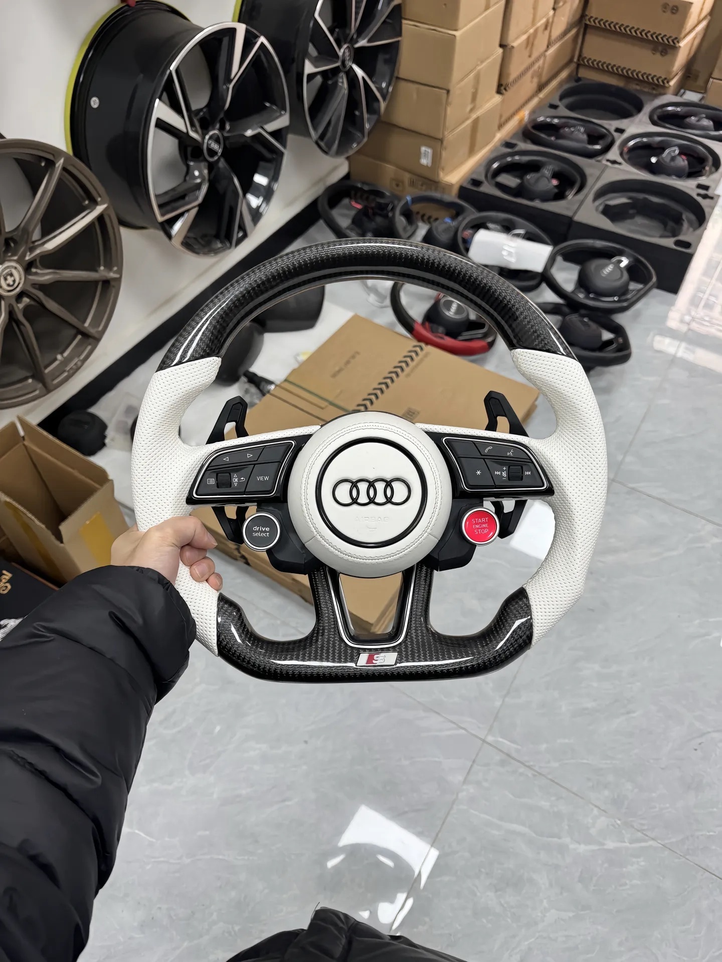 Carbon fiber and perforated leather Audi S3 S4 S5 RS3 RS3 RS5 and other models steering wheel is also suitable for the old Audi model